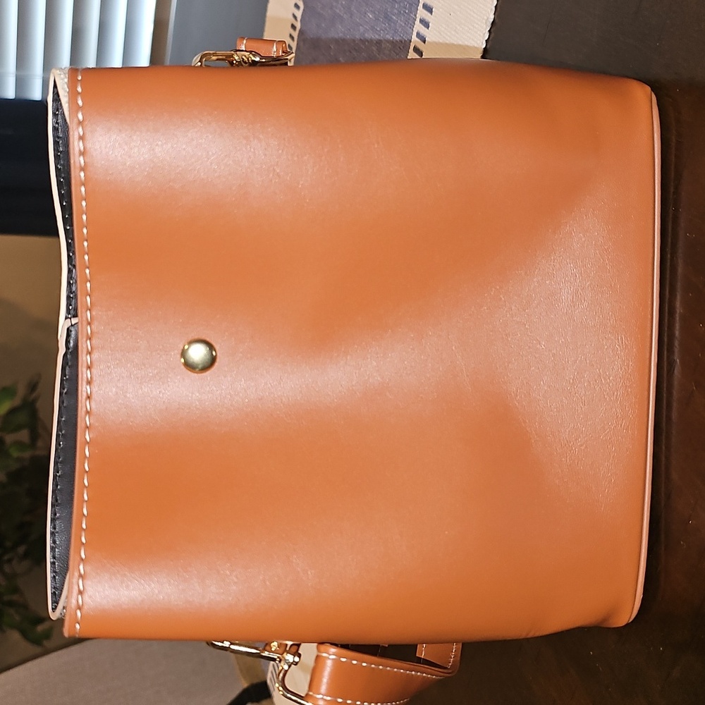 Woman's Crossbody Bucket Bag - Picture 6 of 10